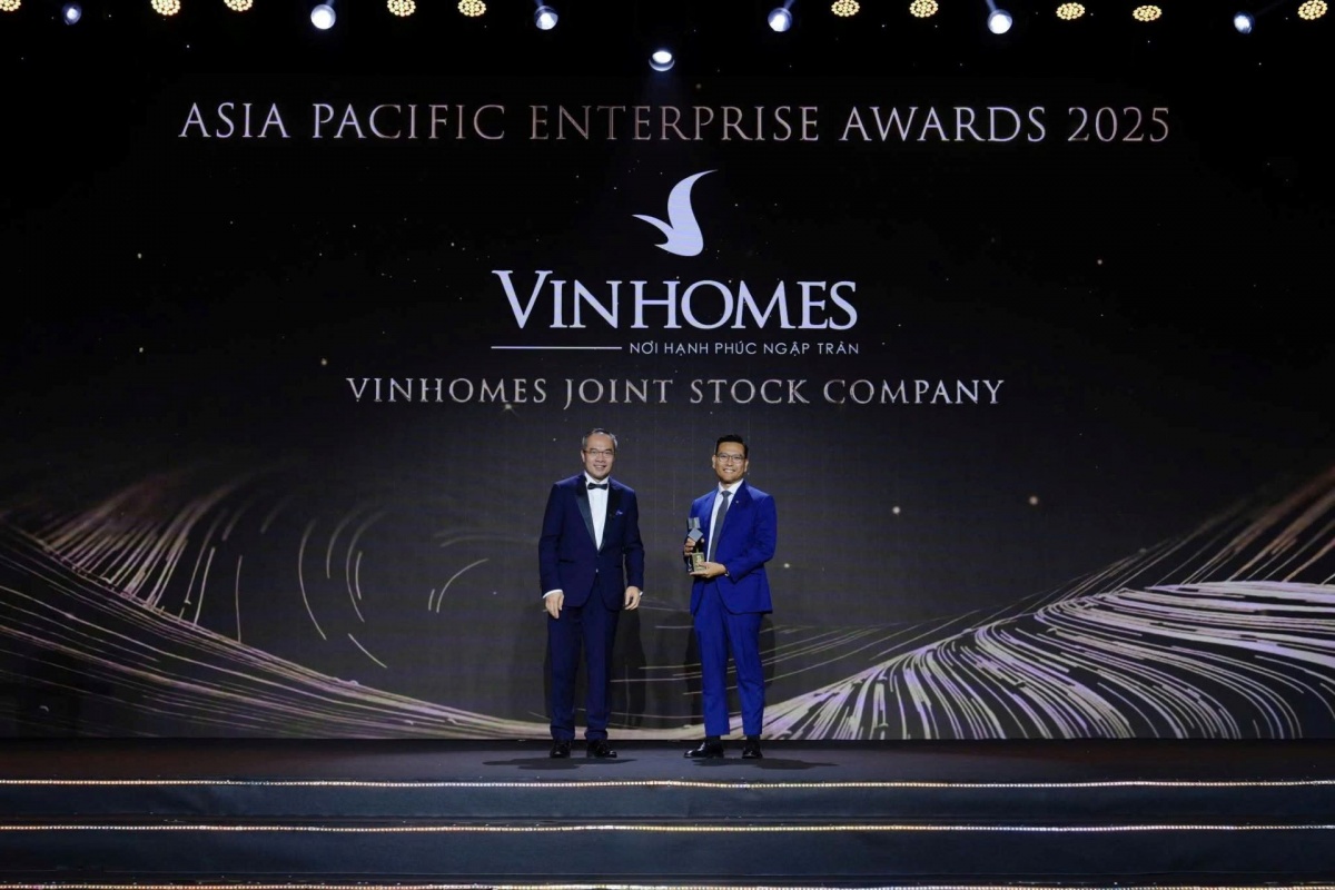 Đại diện Vinhomes (bên phải) nhận giải Doanh nghiệp Xuất sắc châu Á, trong khuôn khổ giải thưởng Asia Pacific Enterprise Awards 2025 Đại diện Vinhomes (bên phải) nhận giải Doanh nghiệp Xuất sắc châu Á, trong khuôn khổ giải thưởng Asia Pacific Enterprise Awards 2025