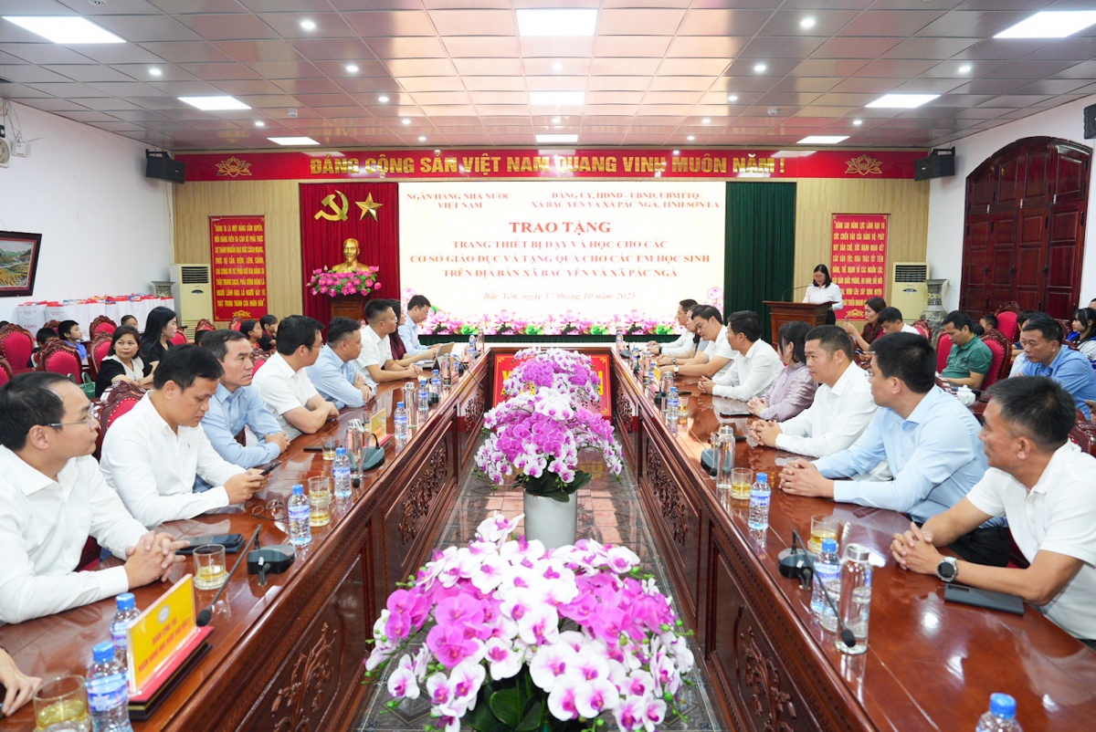 Ngành Ngân hàng trao tặng thiết bị dạy học, đồng hành cùng giáo dục tỉnh Sơn La