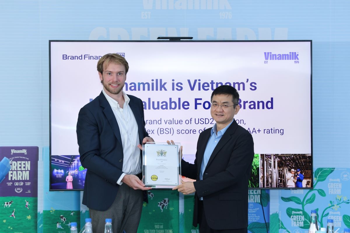 Ông Nguyễn Quang Trí – Giám đốc điều hành Marketing Vinamilk – nhận chứng nhận Top 100 thương hiệu giá trị nhất Việt Nam từ đại diện Brand Finance (Ảnh: Nguyễn Hoàng) Ông Nguyễn Quang Trí – Giám đốc điều hành Marketing Vinamilk – nhận chứng nhận Top 100 thương hiệu giá trị nhất Việt Nam từ đại diện Brand Finance (Ảnh: Nguyễn Hoàng)