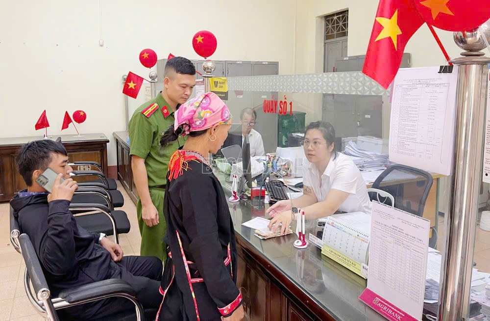 Khách hàng được cán bộ Agribank hỗ trợ kịp thời, không bị mất tiền vì chiêu lừa “mua hàng giá rẻ - đặt cọc trước” Khách hàng được cán bộ Agribank hỗ trợ kịp thời, không bị mất tiền vì chiêu lừa “mua hàng giá rẻ - đặt cọc trước”