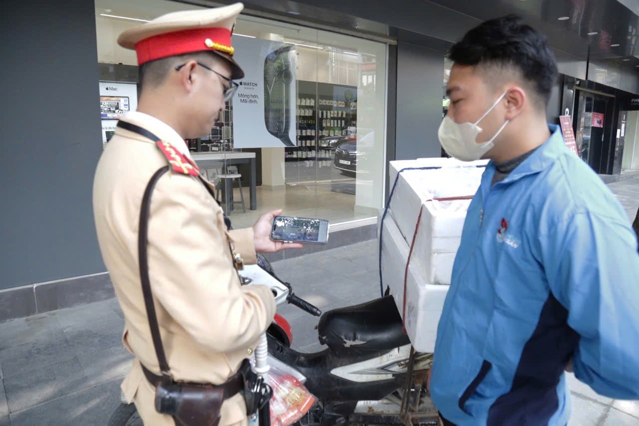 Xử lý vi phạm qua camera giám sát tại nút giao Phan Bội Châu - Hai Bà Trưng. Ảnh: Chu Dũng