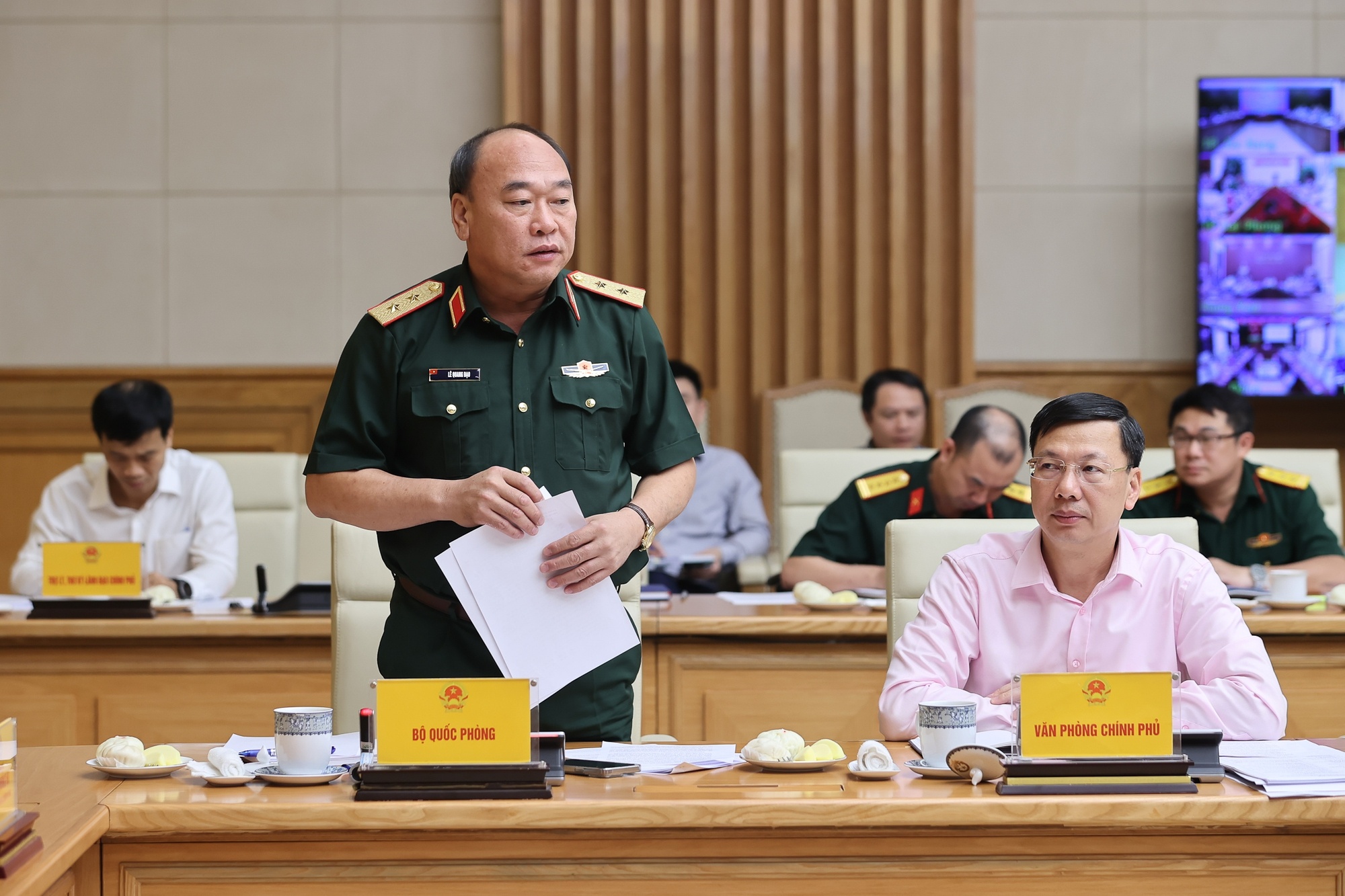 Trung tướng Lê Quang Đạo, Phó Tổng Tham mưu trưởng Quân đội Nhân dân Việt Nam báo cáo tại cuộc họp- Ảnh: VGP/Nhật Bắc Trung tướng Lê Quang Đạo, Phó Tổng Tham mưu trưởng Quân đội Nhân dân Việt Nam báo cáo tại cuộc họp- Ảnh: VGP/Nhật Bắc