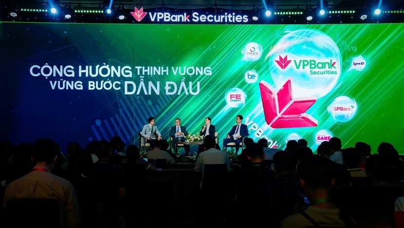 Phần Q&A trong roadshow diễn ra sôi nổi, với nhiều câu hỏi thẳn thắn, minh bạch, giúp củng cố niềm tin nhà đầu tư. (Ảnh: VPBankS).