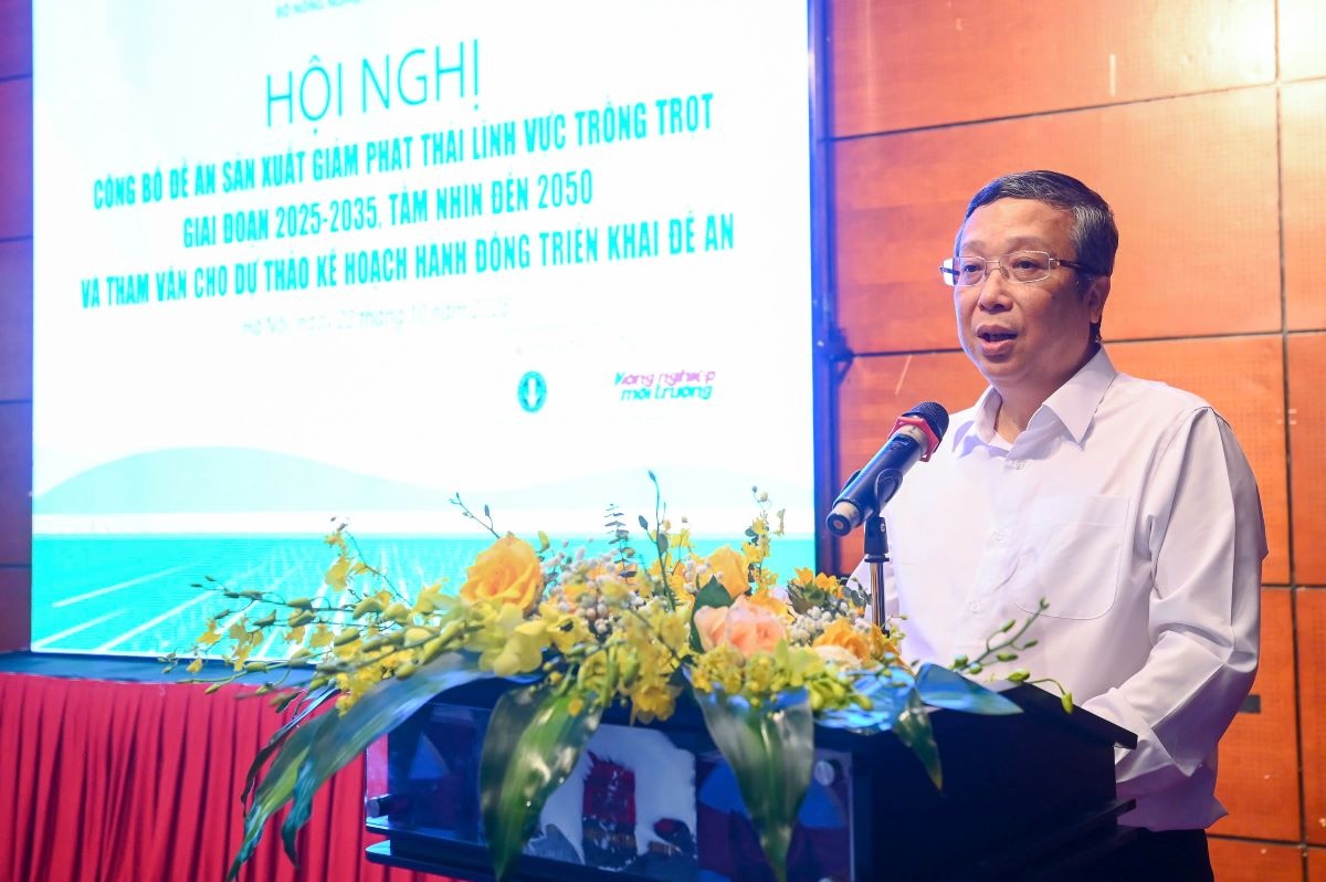 Ông Hoàng Trung - Thứ trưởng Bộ Nông nghiệp và Môi trường phát biểu tại hội nghị Ông Hoàng Trung - Thứ trưởng Bộ Nông nghiệp và Môi trường phát biểu tại hội nghị