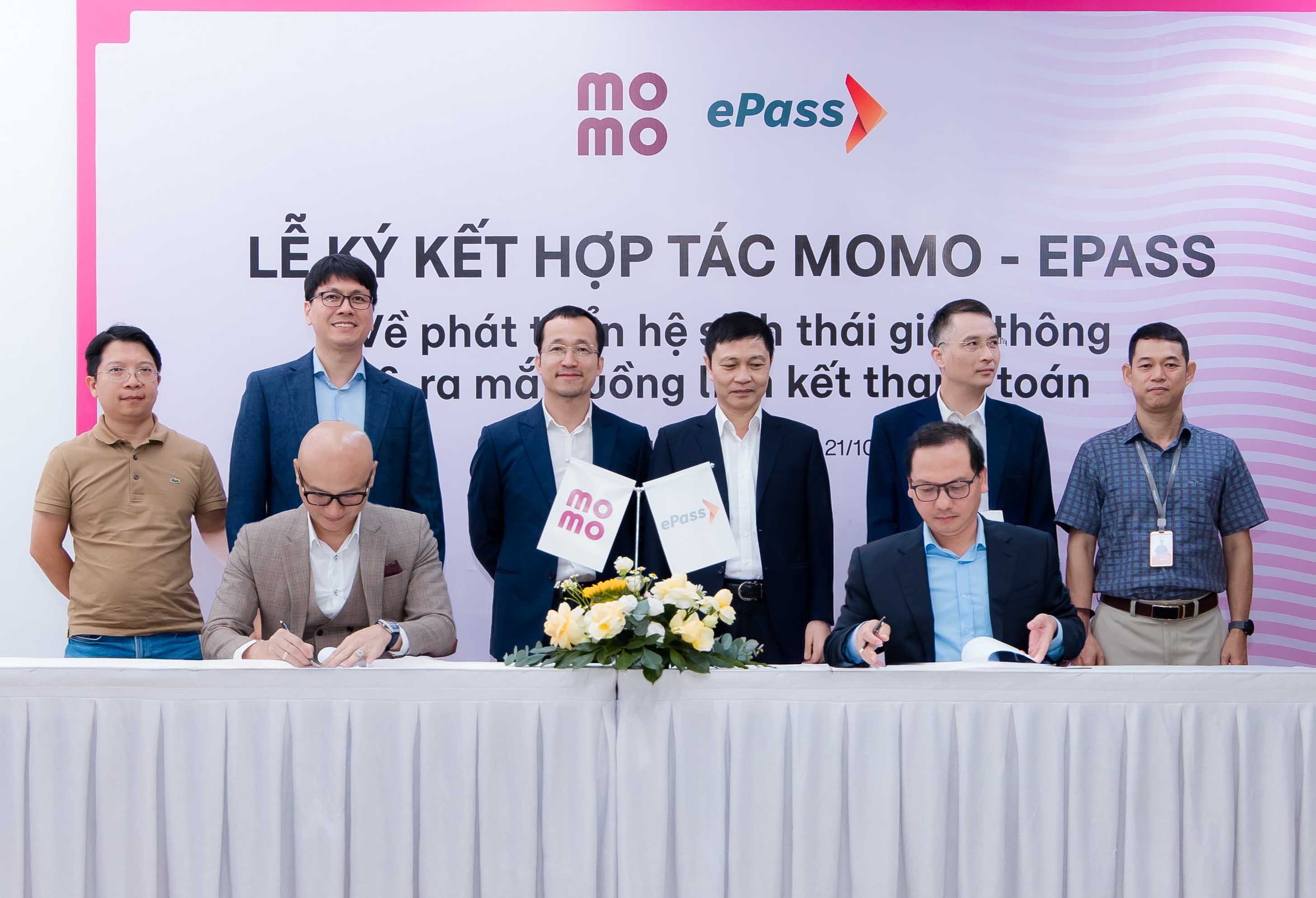 Đại diện MoMo và ePass ký kết hợp tác chiến lược Đại diện MoMo và ePass ký kết hợp tác chiến lược