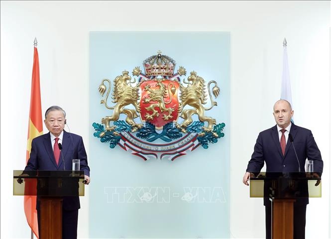 Tổng Bí thư Tô Lâm và Tổng thống Bulgaria Rumen Radev tại cuộc gặp gỡ báo chí - Ảnh: TTXVN