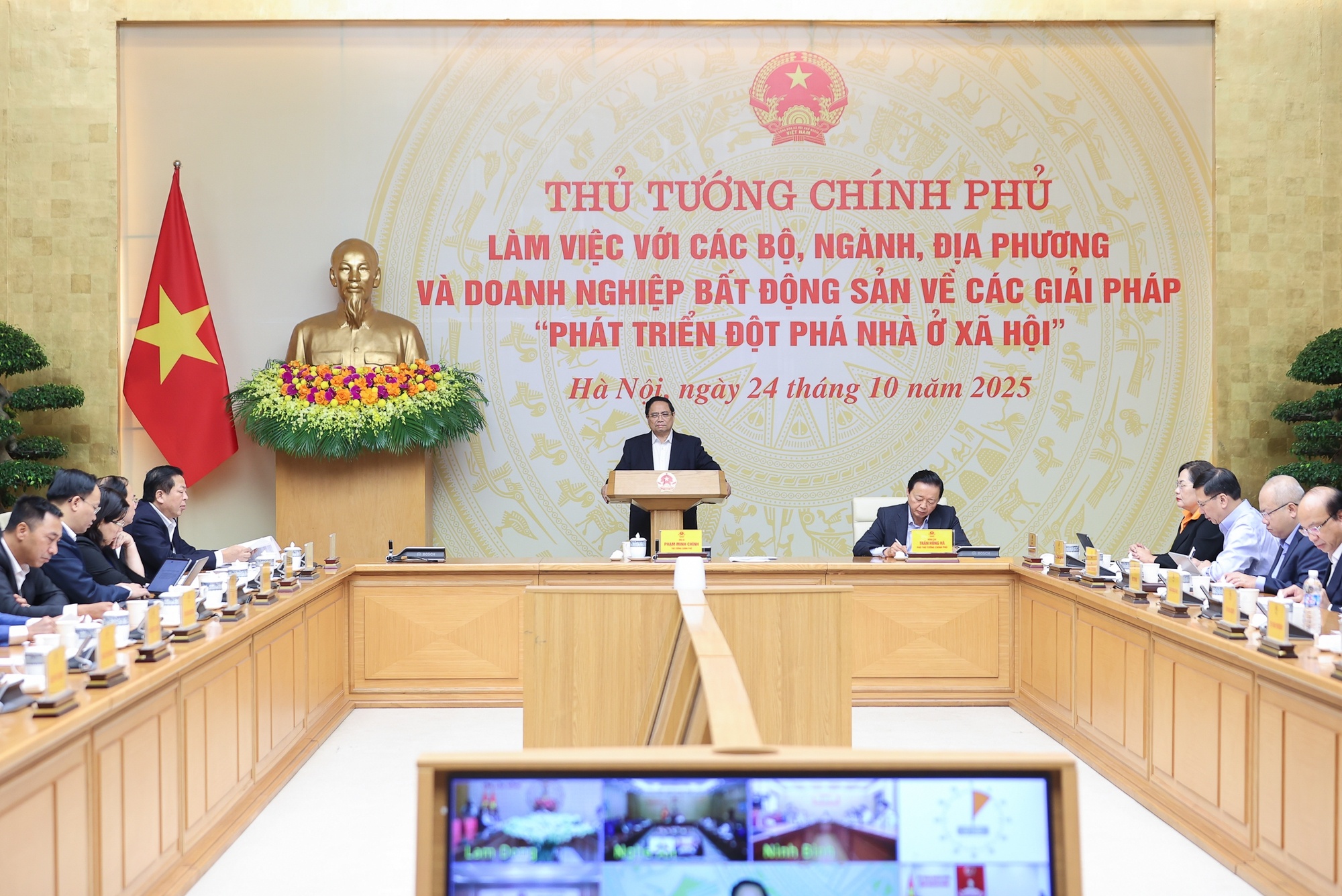 Thủ tướng lưu ý, chính sách và triển khai chính sách về nhà ở xã hội phải thuận lợi nhất cho người mua nhà ở xã hội, bảo đảm công khai, minh bạch, đẩy mạnh số hóa - Ảnh: VGP/Nhật Bắc Thủ tướng lưu ý, chính sách và triển khai chính sách về nhà ở xã hội phải thuận lợi nhất cho người mua nhà ở xã hội, bảo đảm công khai, minh bạch, đẩy mạnh số hóa - Ảnh: VGP/Nhật Bắc