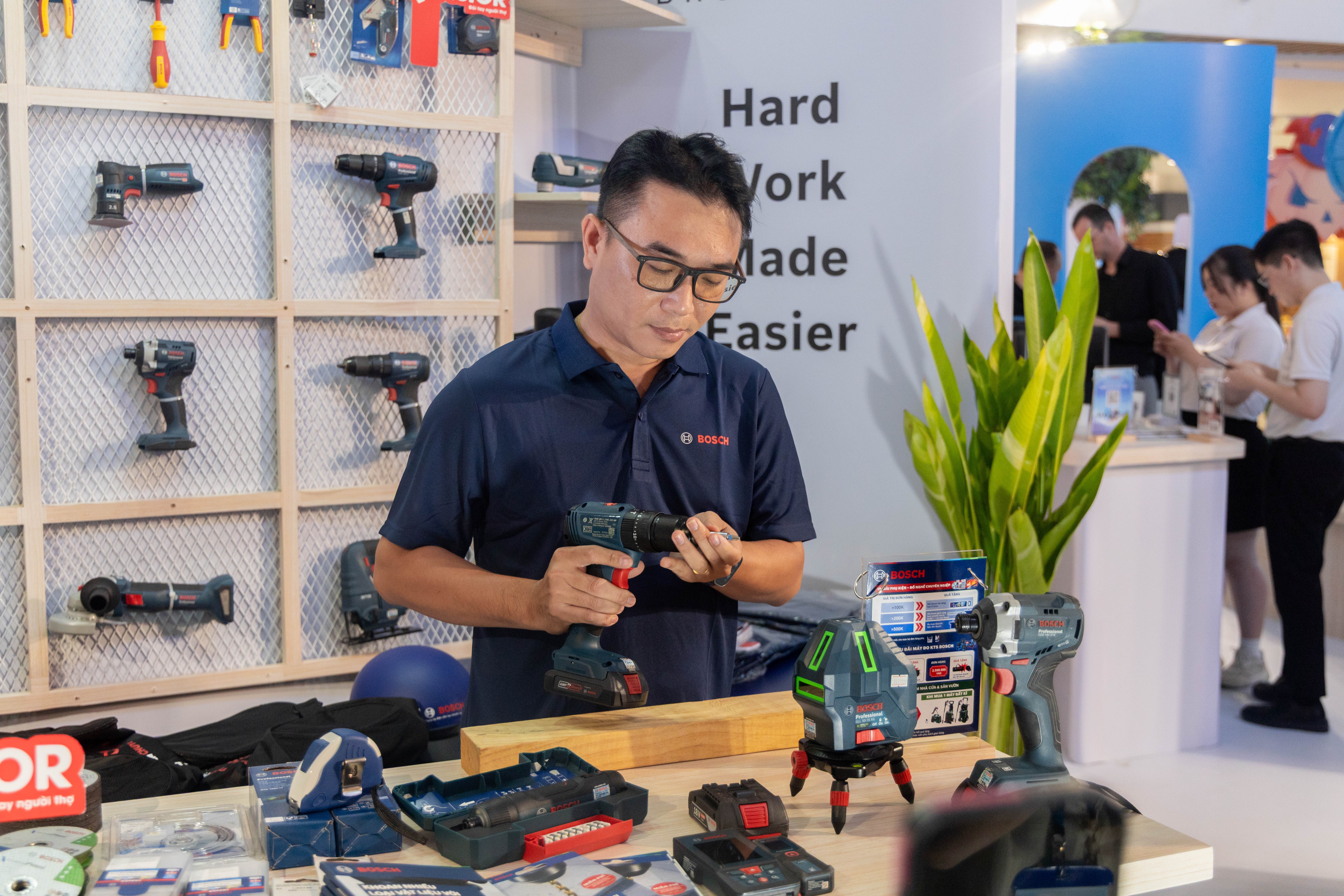 Các dụng cụ cầm tay của Bosch giúp mọi người tự tin thực hiện các công việc gia đình và các công việc thủ công Các dụng cụ cầm tay của Bosch giúp mọi người tự tin thực hiện các công việc gia đình và các công việc thủ công