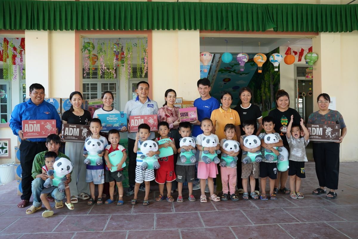 Cô trò trường mầm non Nhật Tiến nhận quà từ Vinamilk. Ảnh: Tịnh Không Cô trò trường mầm non Nhật Tiến nhận quà từ Vinamilk. Ảnh: Tịnh Không