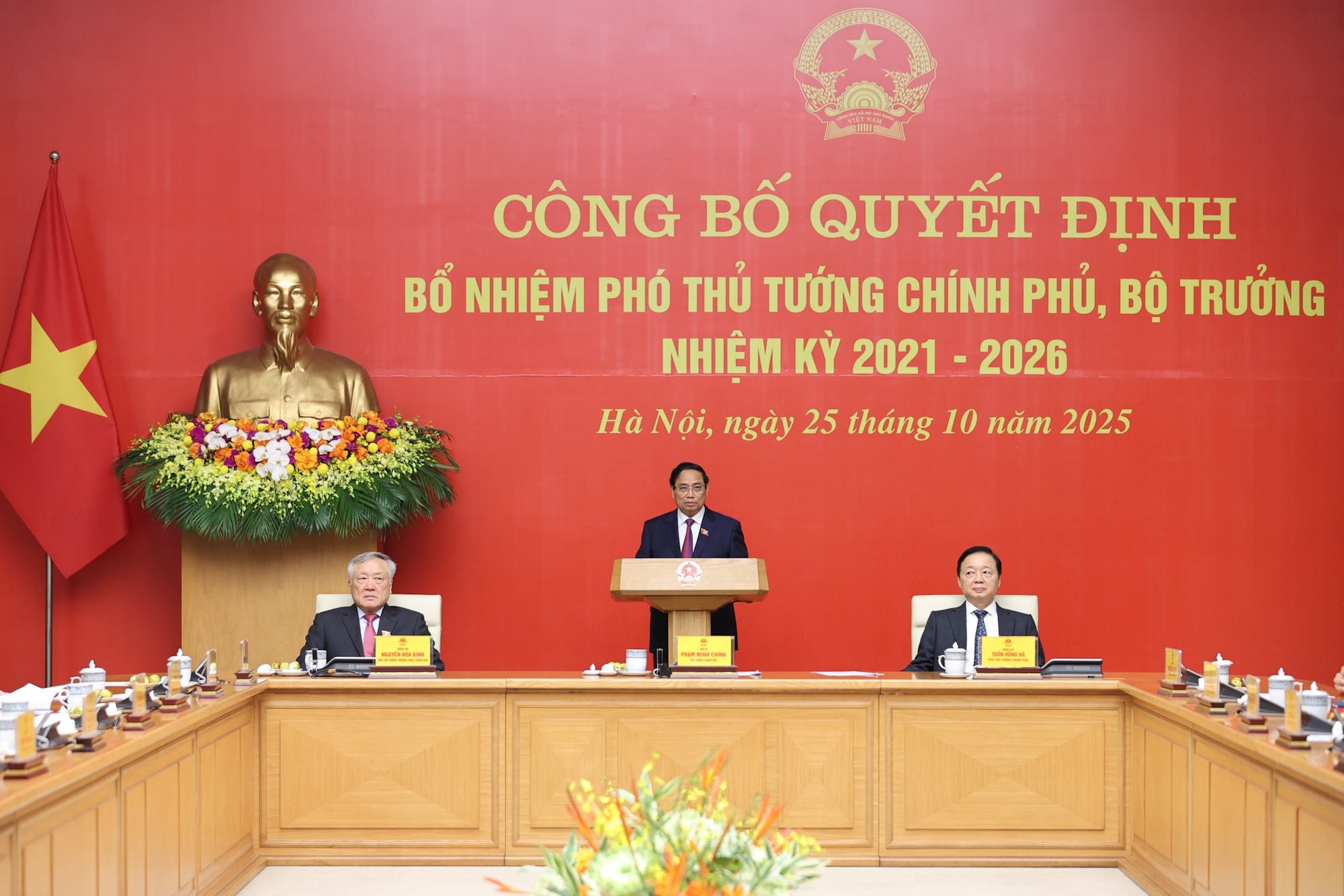 Thủ tướng chúc mừng các đồng chí vừa được bổ nhiệm giữ chức vụ Phó Thủ tướng Chính phủ và Bộ trưởng các Bộ nhiệm kỳ 2021-2026; điều này thể hiện niềm tin, sự tín nhiệm, kỳ vọng lớn của Đảng, Nhà nước đối với các đồng chí, đây là niềm vinh dự, tự hào - Ảnh: VGP/Nhật Bắc Thủ tướng chúc mừng các đồng chí vừa được bổ nhiệm giữ chức vụ Phó Thủ tướng Chính phủ và Bộ trưởng các Bộ nhiệm kỳ 2021-2026; điều này thể hiện niềm tin, sự tín nhiệm, kỳ vọng lớn của Đảng, Nhà nước đối với các đồng chí, đây là niềm vinh dự, tự hào - Ảnh