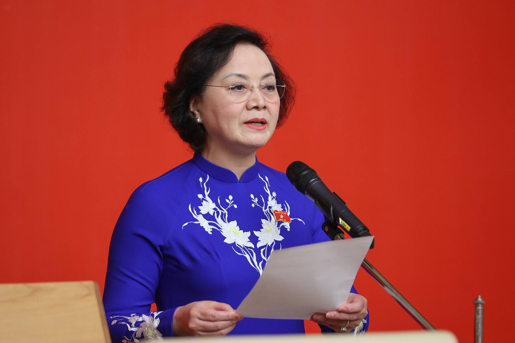 Thay mặt các đồng chí được bổ nhiệm phát biểu nhận nhiệm vụ, Phó Thủ tướng Phạm Thị Thanh Trà nêu rõ, các đồng chí được bổ nhiệm nhận thức sâu sắc rằng: Vinh dự càng lớn, trách nhiệm càng cao, danh dự là điều thiêng liêng, cao quý nhất của người cán bộ lãnh đạo, phụng sự Tổ quốc, phục vụ nhân dân là lẽ sống cao đẹp nhất - Ảnh: VGP/Nhật Bắc Thay mặt các đồng chí được bổ nhiệm phát biểu nhận nhiệm vụ, Phó Thủ tướng Phạm Thị Thanh Trà nêu rõ, các đồng chí được bổ nhiệm nhận thức sâu sắc rằng: Vinh dự càng lớn, trách nhiệm càng cao, danh dự là điều thiêng liêng, cao quý nhất của người cán bộ lã