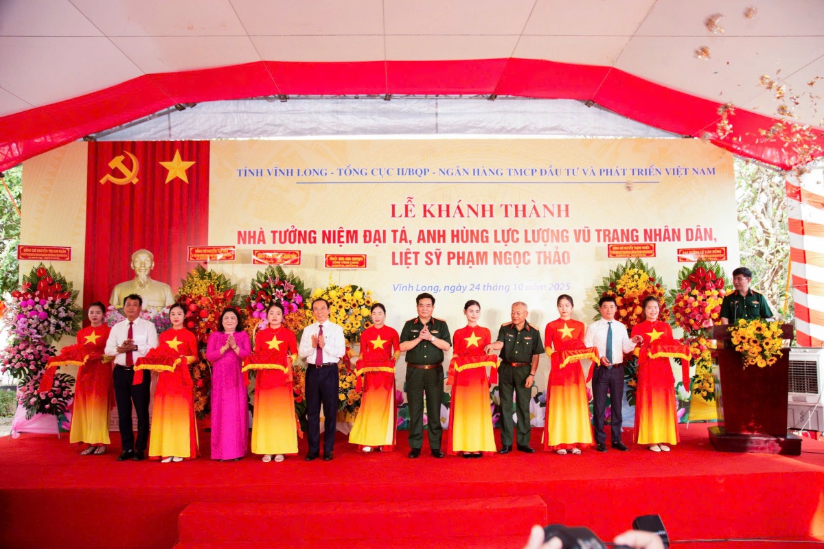 Các đại biểu thực hiện nghi thức cắt băng khánh thành Nhà tưởng niệm Đại tá, Anh hùng LLVTND, Liệt sỹ Phạm Ngọc Thảo Các đại biểu thực hiện nghi thức cắt băng khánh thành Nhà tưởng niệm Đại tá, Anh hùng LLVTND, Liệt sỹ Phạm Ngọc Thảo