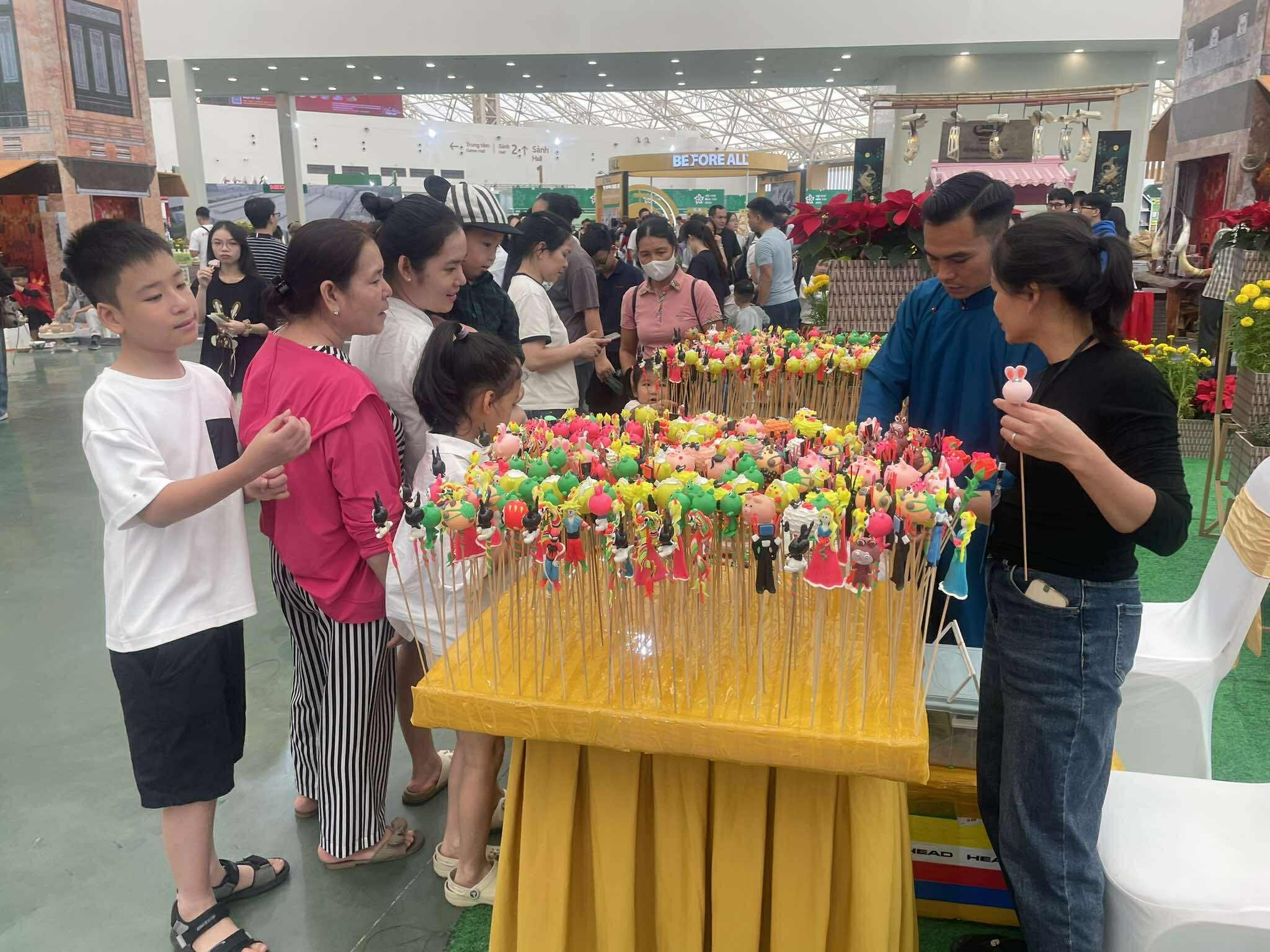 Khu trình diễn nặn tò he của nghệ nhân Đặng Thường hút người xem Khu trình diễn nặn tò he của nghệ nhân Đặng Thường hút người xem