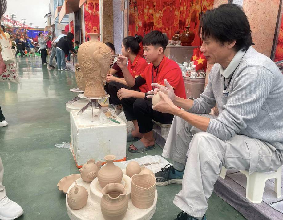 Nghệ nhân Phùng Quang Đăng trình diễn công đoạn nặn sản phẩm gốm sứ Nghệ nhân Phùng Quang Đăng trình diễn công đoạn nặn sản phẩm gốm sứ