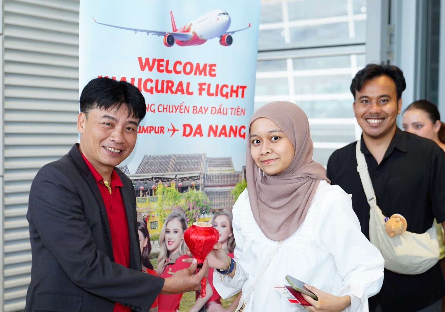 Đại diện Vietjet - Giám đốc VP Miền Trung Vietjet - ông Trần Hoàng Linh chào đón và tặng quà hành khách trên chuyến bay khai trương Đại diện Vietjet - Giám đốc VP Miền Trung Vietjet - ông Trần Hoàng Linh chào đón và tặng quà hành khách trên chuyến bay khai trương