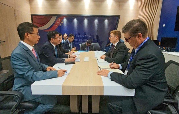 Trong buổi làm việc, Bộ trưởng Nguyễn Hồng Diên và Thứ trưởng Jacob Helberg thảo luận về quan hệ hợp tác kinh tế - thương mại giữa Việt Nam và Hoa Kỳ và các lĩnh vực có tiềm năng thúc đẩy giữa hai nước.
