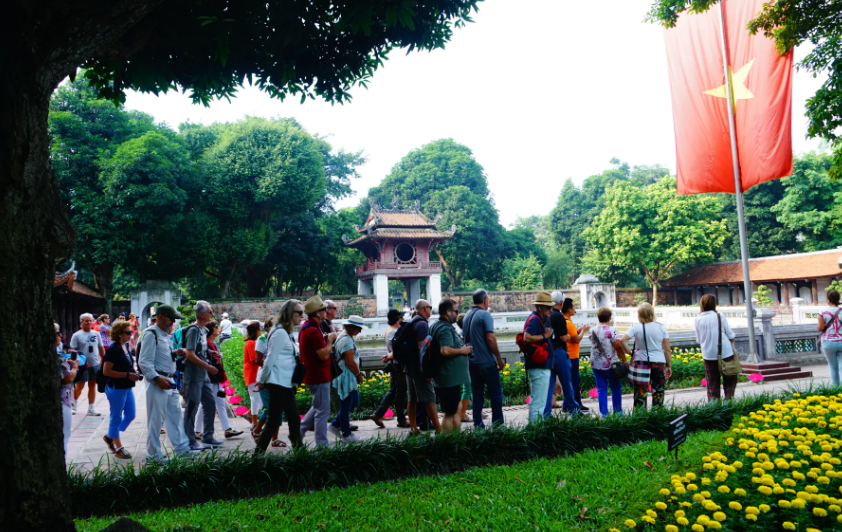 Khách du lịch tham quan Văn Miếu - Quốc Tử Giám Khách du lịch tham quan Văn Miếu - Quốc Tử Giám
