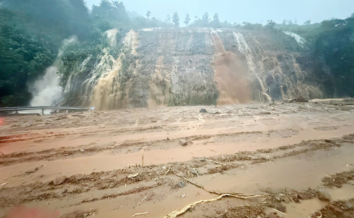 Nhiều tuyến quốc lộ đi qua Đà Nẵng bị sạt lở và cấm lưu thông Nhiều tuyến quốc lộ đi qua Đà Nẵng bị sạt lở và cấm lưu thông