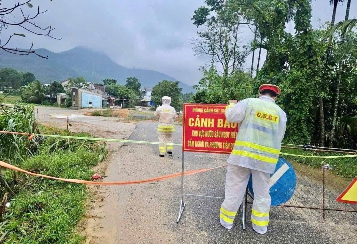 Nhiều tuyến quốc lộ đi qua Đà Nẵng bị sạt lở và cấm lưu thông Nhiều tuyến quốc lộ đi qua Đà Nẵng bị sạt lở và cấm lưu thông