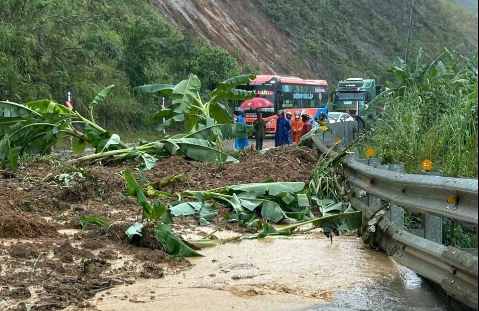 Nhiều tuyến quốc lộ đi qua Đà Nẵng bị sạt lở và cấm lưu thông Nhiều tuyến quốc lộ đi qua Đà Nẵng bị sạt lở và cấm lưu thông