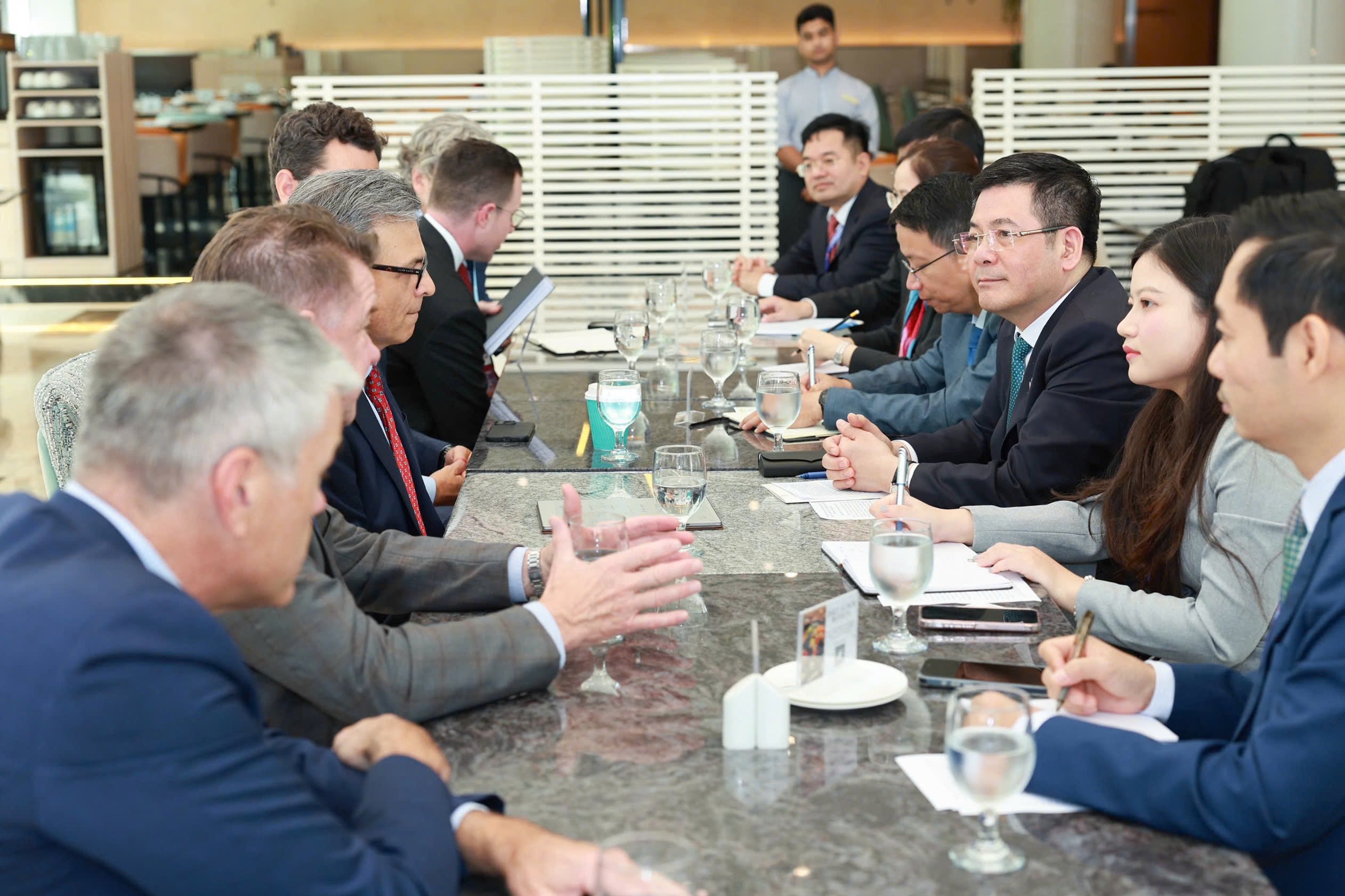 Bộ trưởng Nguyễn Hồng Diên tại buổi làm việc với Hội đồng Kinh doanh Canada bên lề Hội nghị Cấp cao ASEAN lần thứ 47.