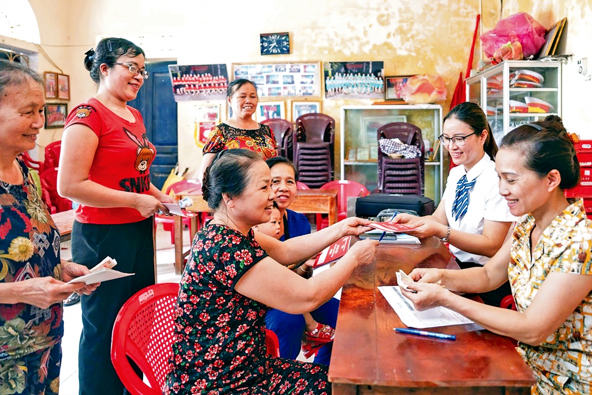 Khách hàng đến hoàn trả và đóng tiền tiết kiệm tại cụm 