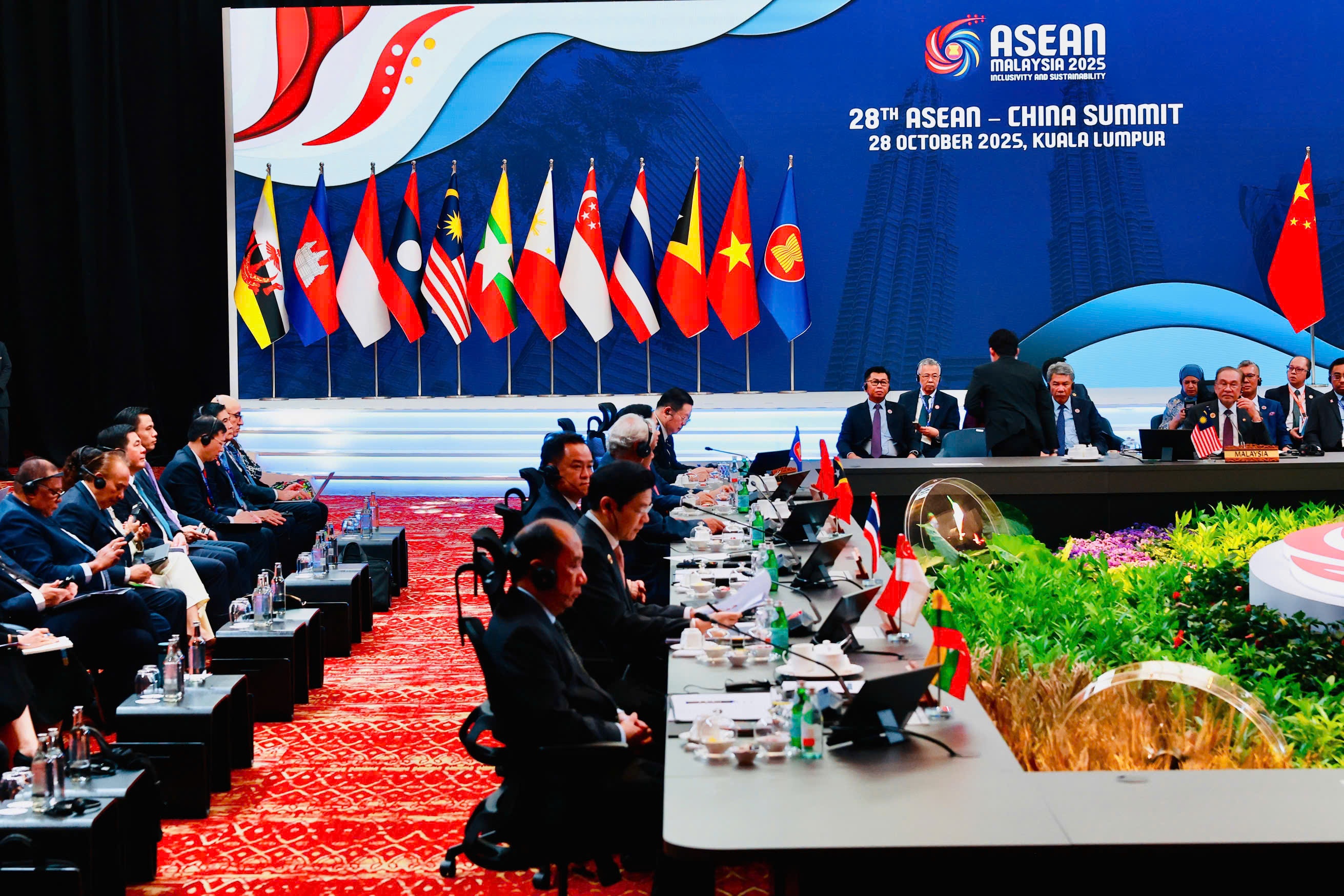 Lễ ký Nghị định thư nâng cấp Hiệp định thương mại tự do ASEAN - Trung Quốc (ACFTA 3.0) tại Trung tâm Hội nghị Kuala Lumpur, Malaysia, với sự chứng kiến của Lãnh đạo cấp cao các nước ASEAN và Trung Quốc. Lễ ký Nghị định thư nâng cấp Hiệp định thương mại tự do ASEAN - Trung Quốc (ACFTA 3.0) tại Trung tâm Hội nghị Kuala Lumpur, Malaysia, với sự chứng kiến của Lãnh đạo cấp cao các nước ASEAN và Trung Quốc.