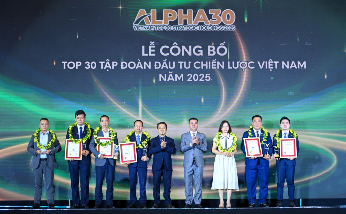 Ban tổ chức trao chứng nhận Top 30 Tập đoàn đầu tư chiến lược tại sự kiện. Ban tổ chức trao chứng nhận Top 30 Tập đoàn đầu tư chiến lược tại sự kiện.