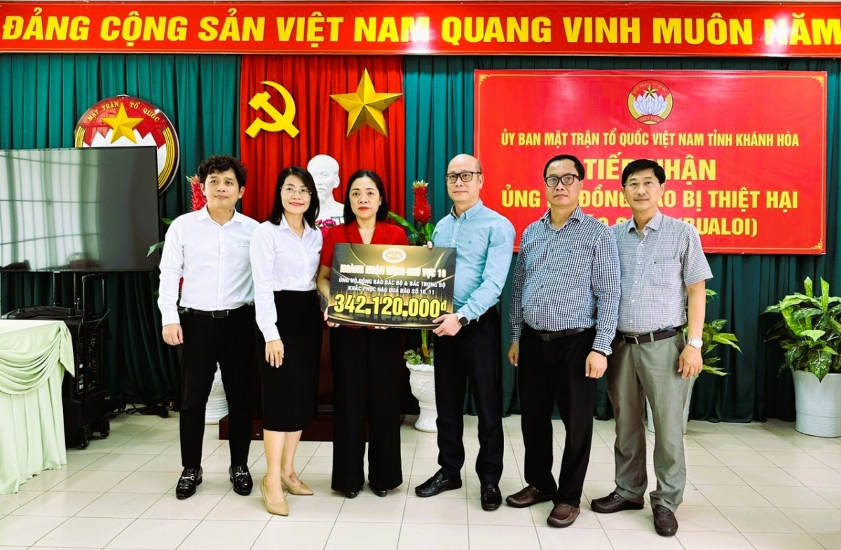 Đại diện NHNN Chi nhánh Khu vực 10 trao tặng hơn 342 triệu đồng ủng hộ đồng bào các địa phương bị thiệt hại nặng do bão lũ gây ra. Đại diện NHNN Chi nhánh Khu vực 10 trao tặng hơn 342 triệu đồng ủng hộ đồng bào các địa phương bị thiệt hại nặng do bão lũ gây ra.
