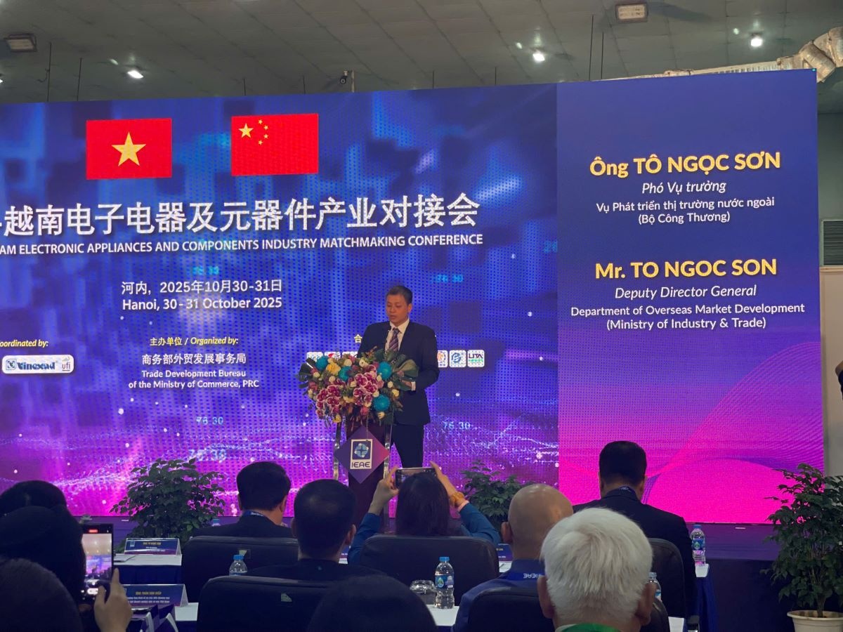 Ông Tô Ngọc Sơn - Phó Vụ trưởng Vụ Phát triển thị trường nước ngoài (Bộ Công Thương) phát biểu Ông Tô Ngọc Sơn - Phó Vụ trưởng Vụ Phát triển thị trường nước ngoài (Bộ Công Thương) phát biểu