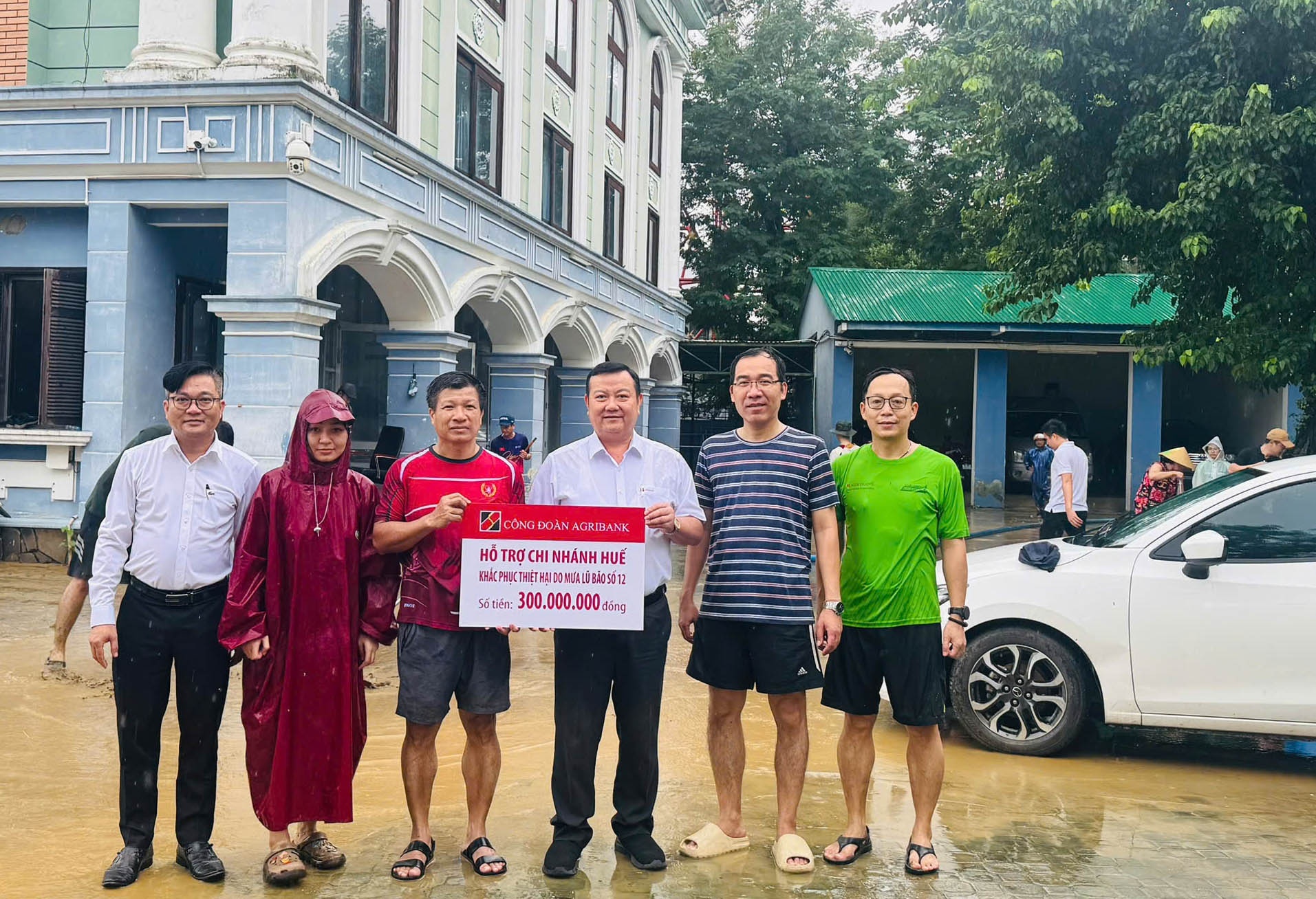 Ông Nguyễn Tiến Trường – uy viên ban chấp hành công đoàn NHNN ủy viên thường vụ công đoàn Agribank, Trưởng văn phòng đại diện Agribank khu vực miền Trung thăm hỏi, động viên, trao tiền hỗ trợ của Công đoàn ngân hàng này cho chi nhánh Huế khắc phục hậu quả