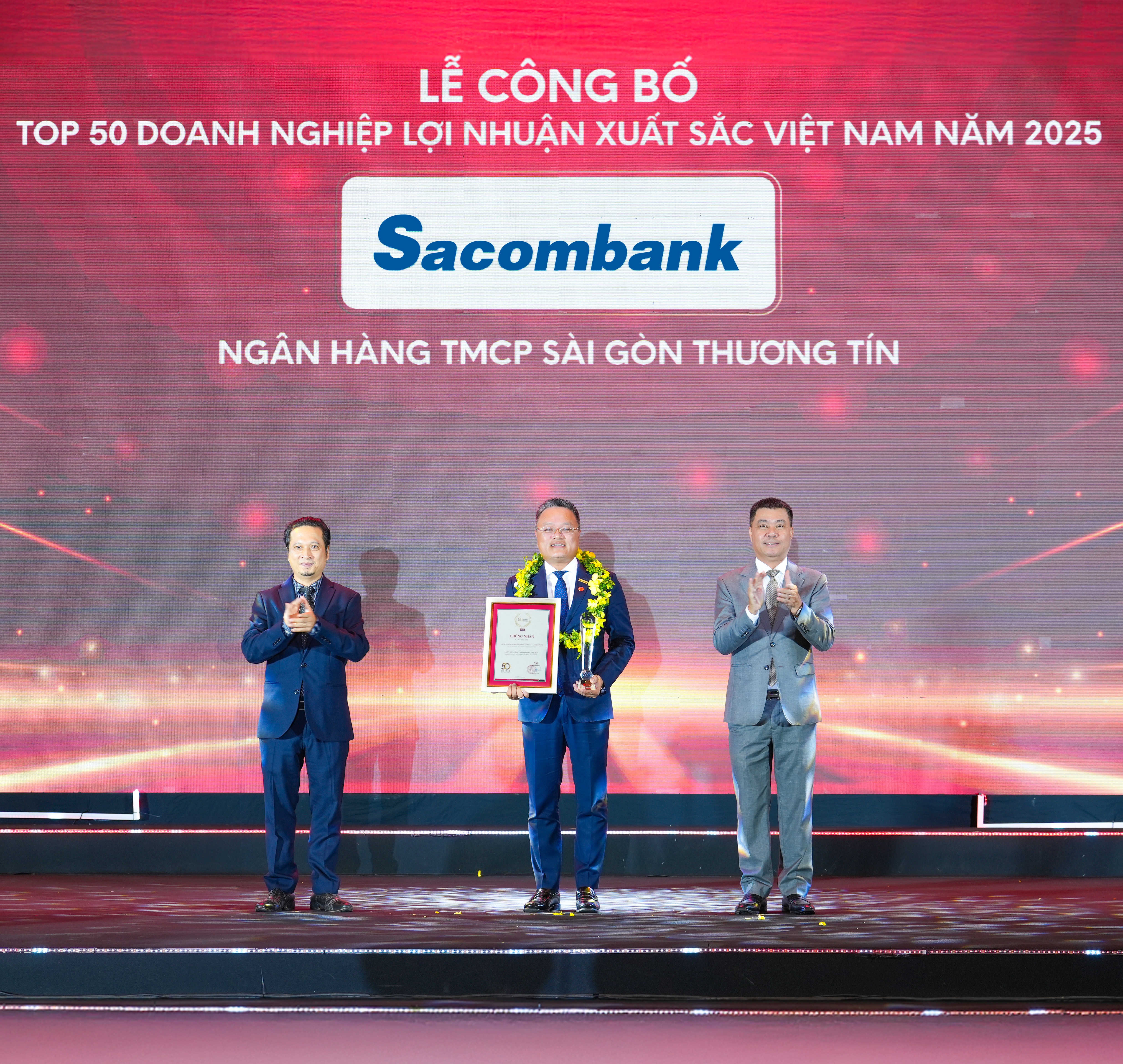 Đại diện Sacombank – ông Trần Anh Việt, Giám đốc Khu vực miền Bắc – nhận giải thưởng Top 50 doanh nghiệp lợi nhuận xuất sắc Việt Nam. Đại diện Sacombank – ông Trần Anh Việt, Giám đốc Khu vực miền Bắc – nhận giải thưởng Top 50 doanh nghiệp lợi nhuận xuất sắc Việt Nam.