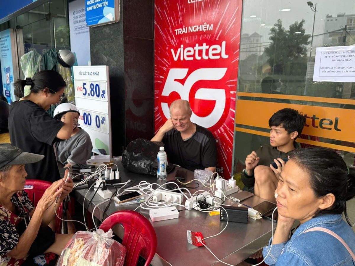 Tất cả các cửa hàng giao dịch, bưu cục và siêu thị của Viettel trên địa bàn thành phố Huế trở thành điểm sạc pin/điện thoại miễn phí cho người dân