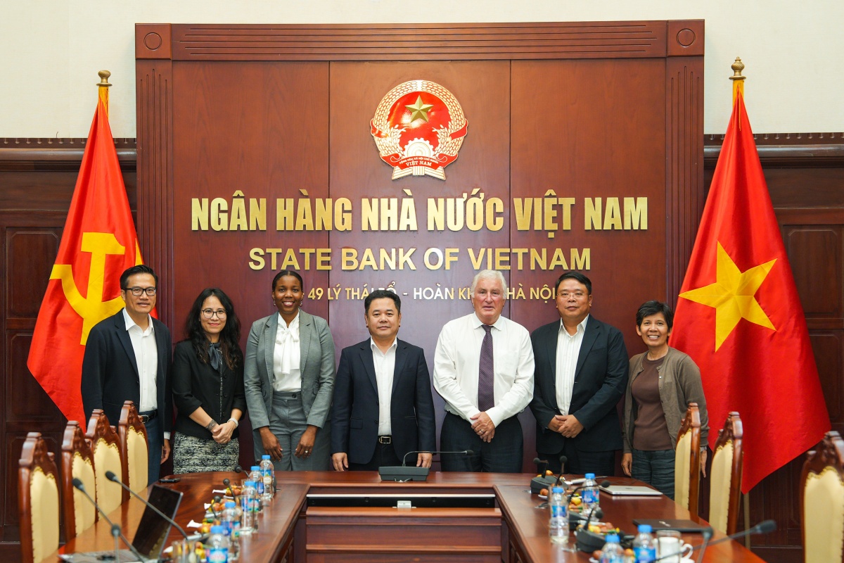 Đoàn NHNN và Đoàn hỗ trợ kỹ thuật của Quỹ Tiền tệ Quốc tế (IMF) chụp ảnh lưu niệm Đoàn NHNN và Đoàn hỗ trợ kỹ thuật của Quỹ Tiền tệ Quốc tế (IMF) chụp ảnh lưu niệm