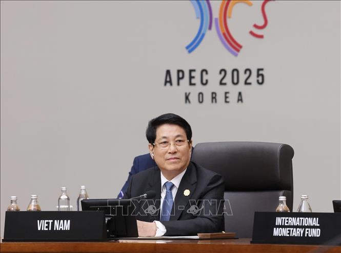 Chủ tịch nước Lương Cường dự Hội nghị Cấp cao APEC lần thứ 32 Chủ tịch nước Lương Cường dự Hội nghị Cấp cao APEC lần thứ 32