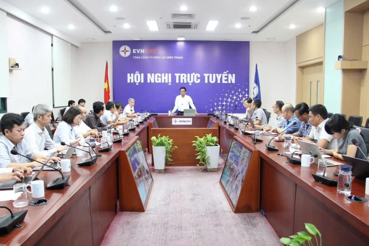 Trong vòng 3 đến 5 ngày, khắc phục xong toàn bộ lưới điện miền Trung sau lũ Trong vòng 3 đến 5 ngày, khắc phục xong toàn bộ lưới điện miền Trung sau lũ