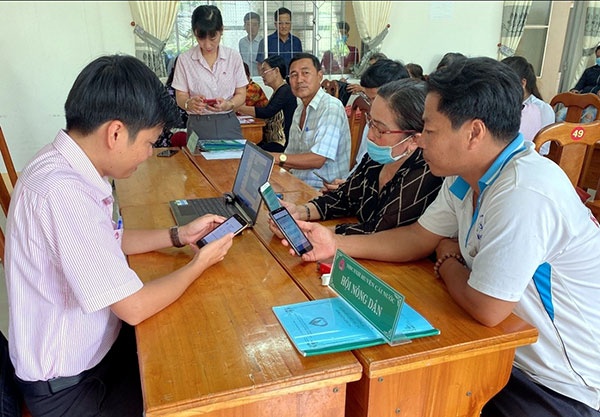 Cán bộ NHCSXH hướng dẫn Hội đoàn thể thực hiện cài đặt ứng dụng Giáo dục tài chính - Ảnh: H Trân Cán bộ NHCSXH hướng dẫn Hội đoàn thể thực hiện cài đặt ứng dụng Giáo dục tài chính - Ảnh: H Trân