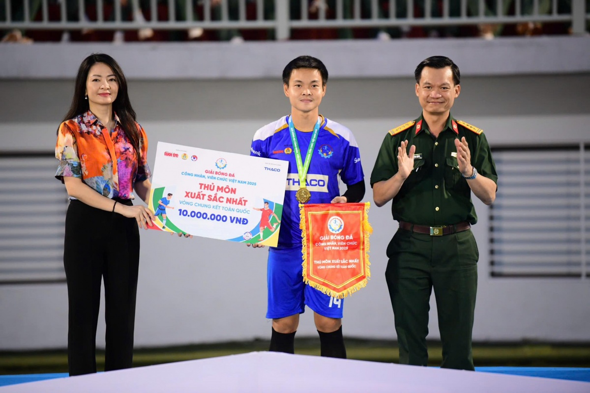 Bà Nguyễn Khánh Chi - Phó Chủ tịch Thường trực CĐNHVN trao giải cho Thủ môn xuất sắc nhất Bà Nguyễn Khánh Chi - Phó Chủ tịch Thường trực CĐNHVN trao giải cho Thủ môn xuất sắc nhất
