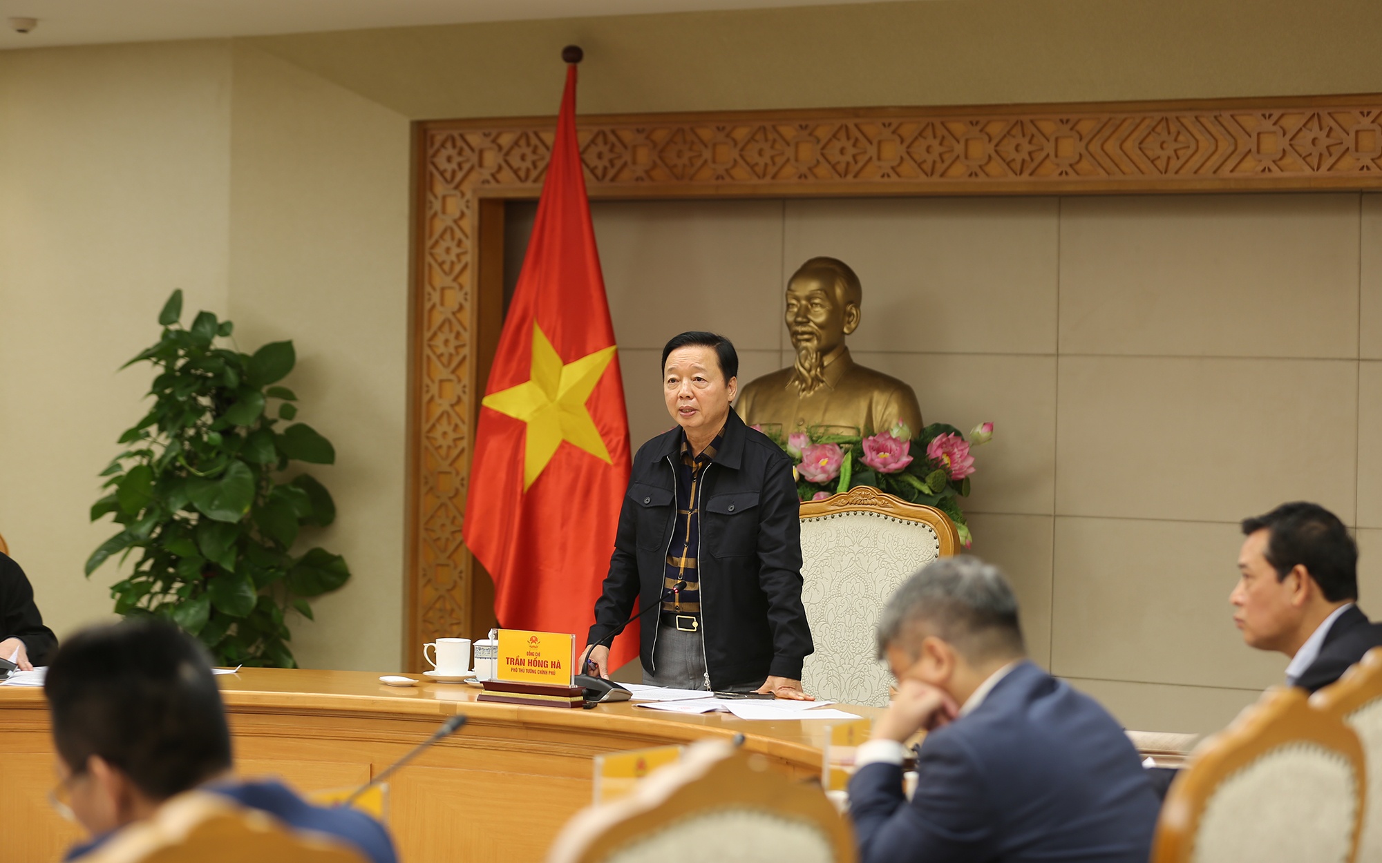 Phó Thủ tướng yêu cầu Bộ Xây dựng tiếp thu đầy đủ các ý kiến đóng góp, khẩn trương hoàn thiện dự thảo nghị quyết bảo đảm có tính bao quát cao - Ảnh: VGP/Minh Khôi Phó Thủ tướng yêu cầu Bộ Xây dựng tiếp thu đầy đủ các ý kiến đóng góp, khẩn trương hoàn thiện dự thảo nghị quyết bảo đảm có tính bao quát cao - Ảnh: VGP/Minh Khôi