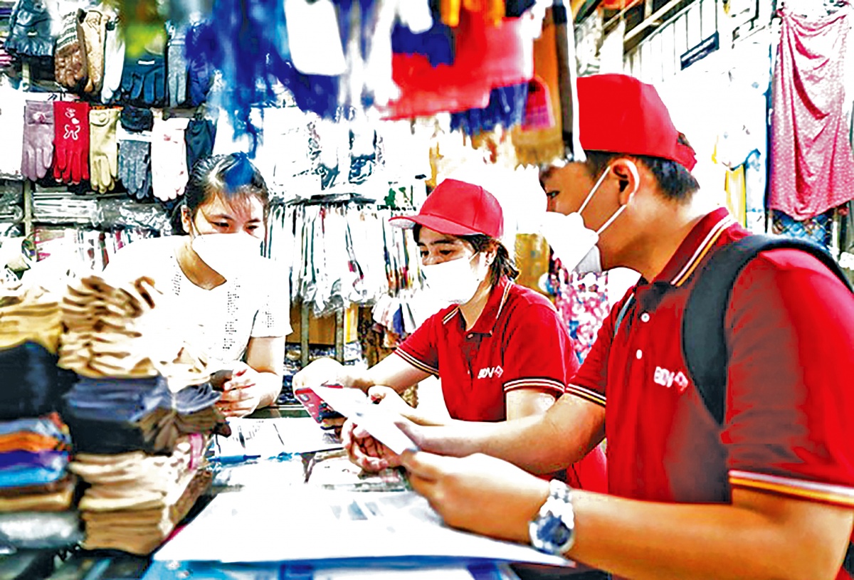 NHTM chủ động cử nhân viên đến trực tiếp các sạp chợ hỗ trợ tiểu thương, hộ kinh doanh sử dụng các ứng dụng thanh toán số