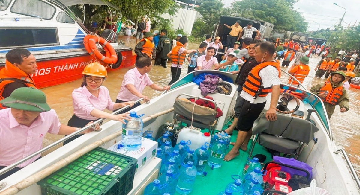 Đoàn công tác của NHCSXH TP. Đà Nẵng đến với bà con vùng “rốn lũ” Điện Bàn Đông