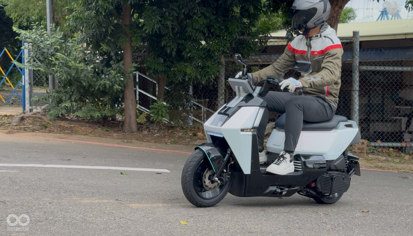 PE3 - mẫu xe hybrid của SYM có thể di chuyển 325 km mỗi lần đổ xăng
