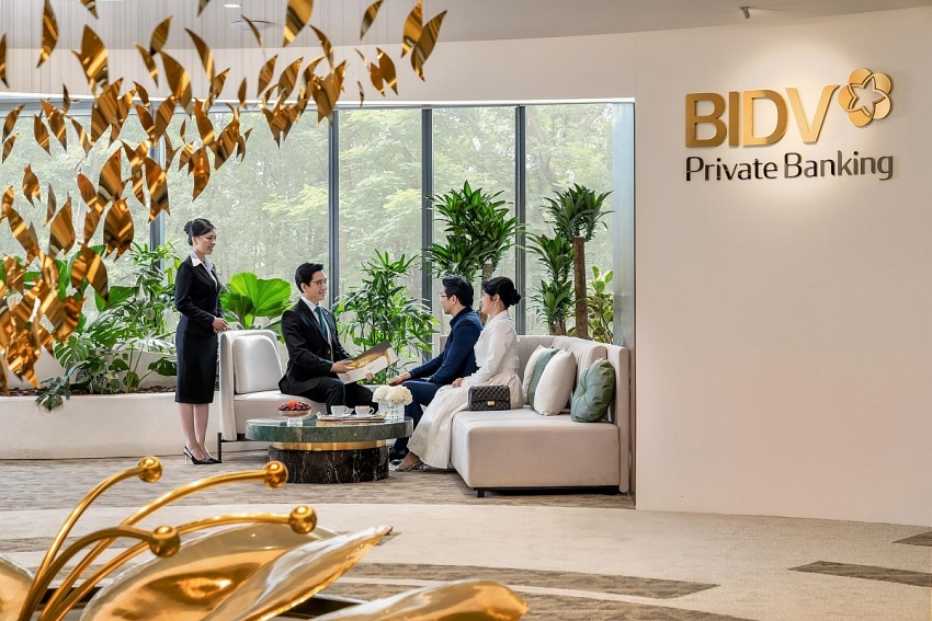 Khách hàng được các chuyên gia tư vấn cao cấp - Private Banker - tiếp đón tại Trung tâm Khách hàng cá nhân cao cấp TP. Hồ Chí Minh Khách hàng được các chuyên gia tư vấn cao cấp - Private Banker - tiếp đón tại Trung tâm Khách hàng cá nhân cao cấp TP. Hồ Chí Minh
