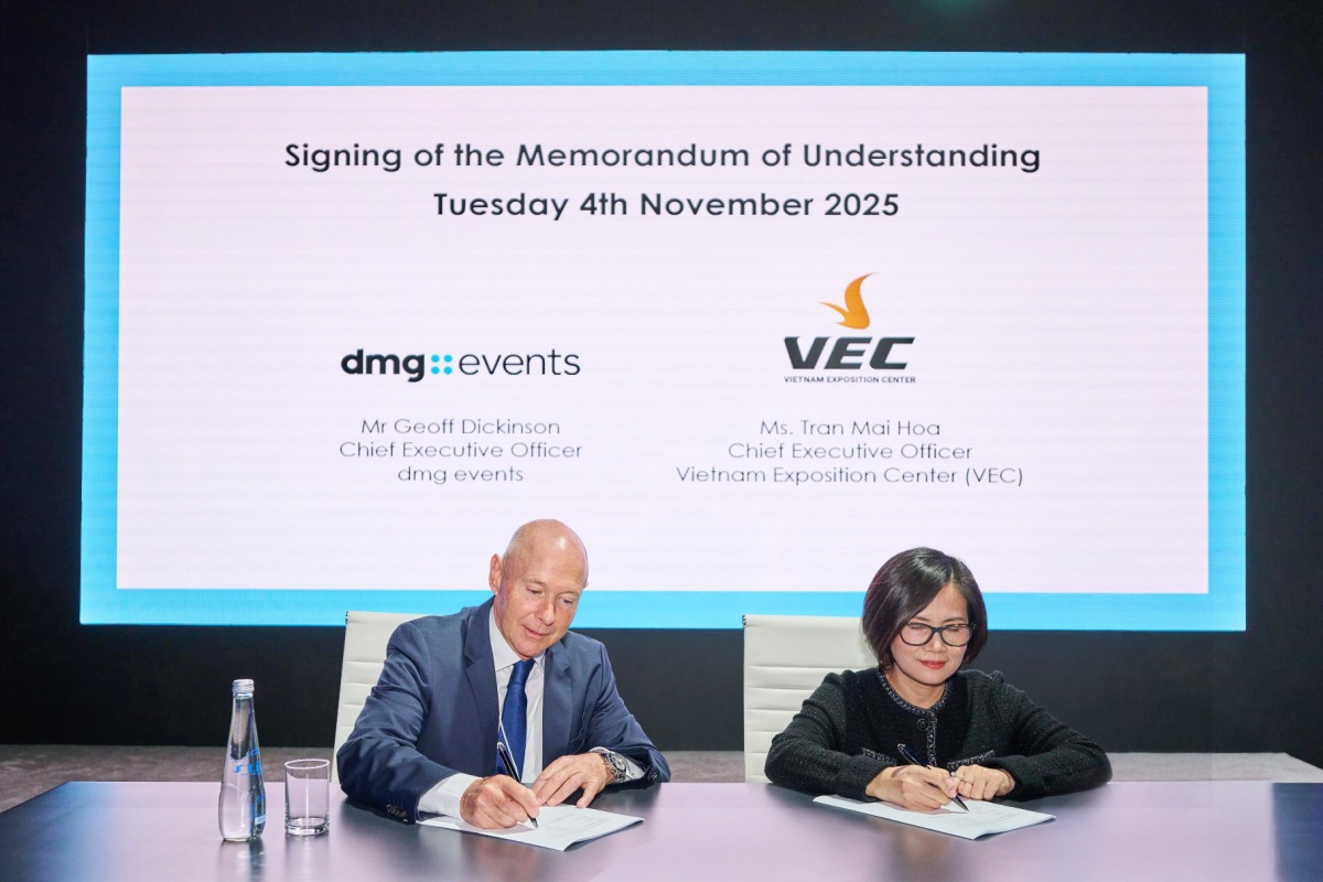 Ông Geoff Dickinson, Tổng Giám đốc dmg events (bên trái) và Bà Trần Mai Hoa, Tổng Giám đốc VEC (bên phải) tại buổi ký kết hợp tác