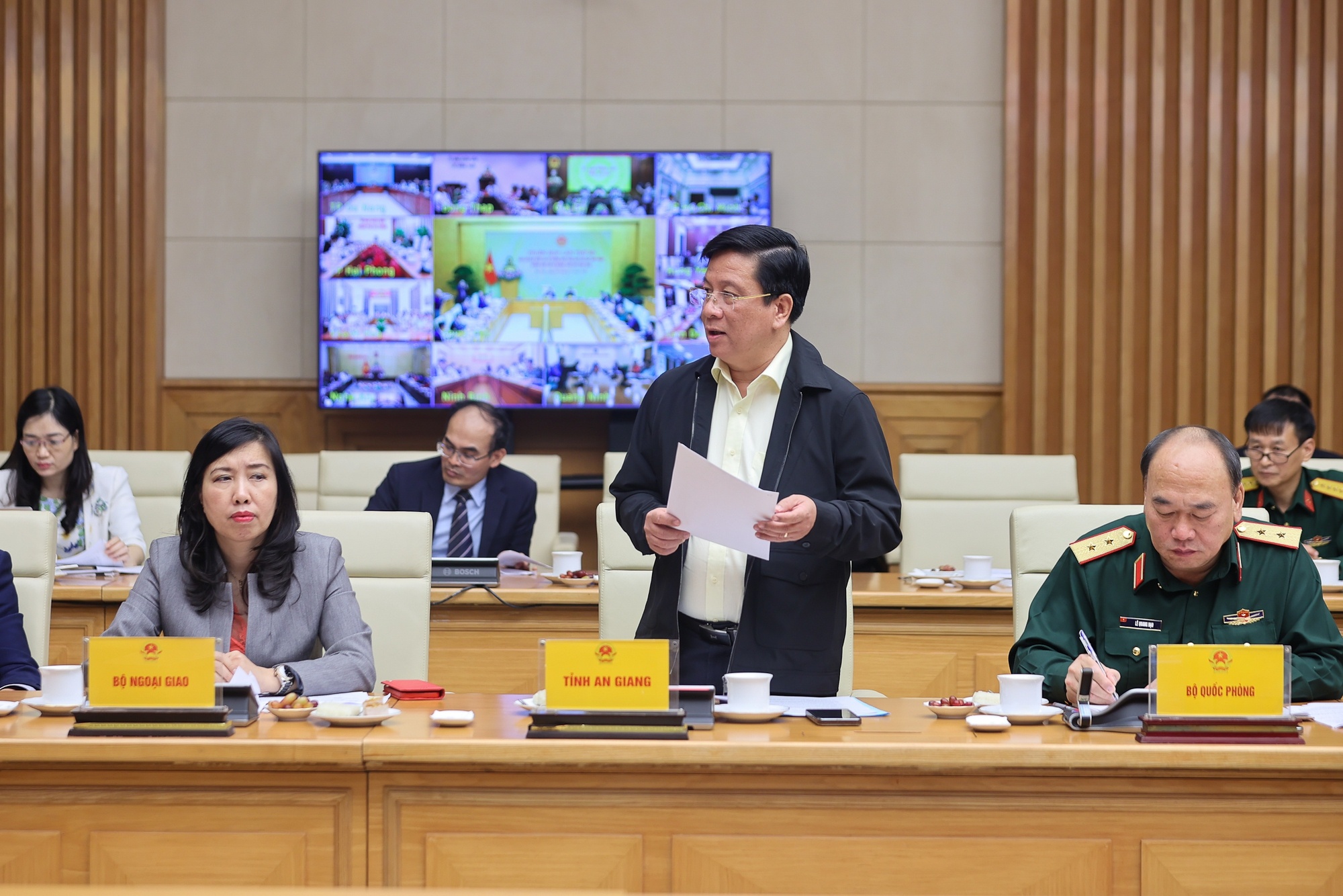 Đại diện tỉnh An Giang báo cáo tại phiên họp - Ảnh: VGP/Nhật Bắc Đại diện tỉnh An Giang báo cáo tại phiên họp - Ảnh: VGP/Nhật Bắc