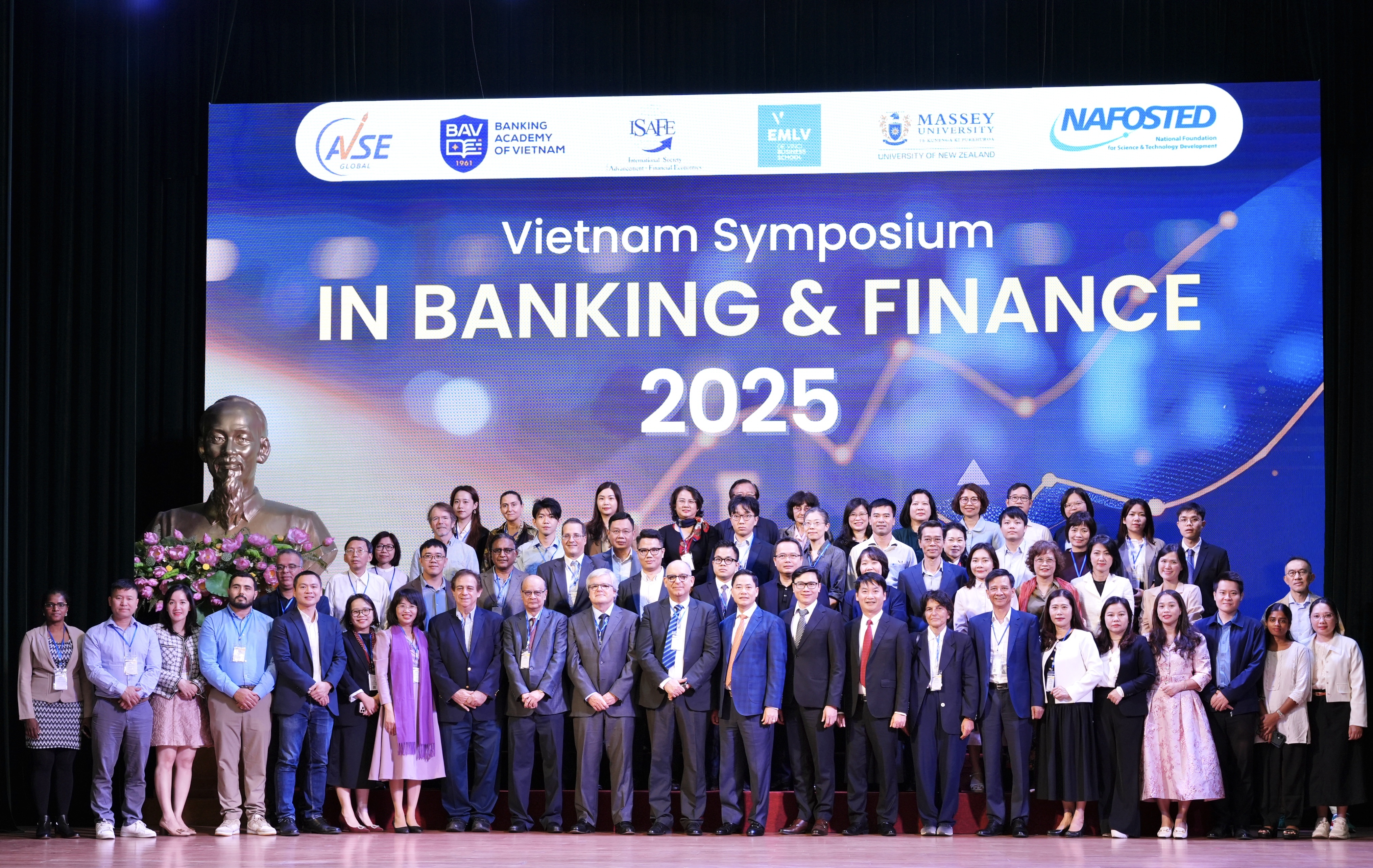 Học viện Ngân hàng thường xuyên tổ chức các hội thảo quốc tế, tạo diễn đàn trao đổi học thuật uy tín, kết nối chuyên gia và nhà nghiên cứu trong lĩnh vực kinh tế trên toàn cầu (Ảnh: Hội thảo Vietnam Symposium in Banking & Finance 2025)