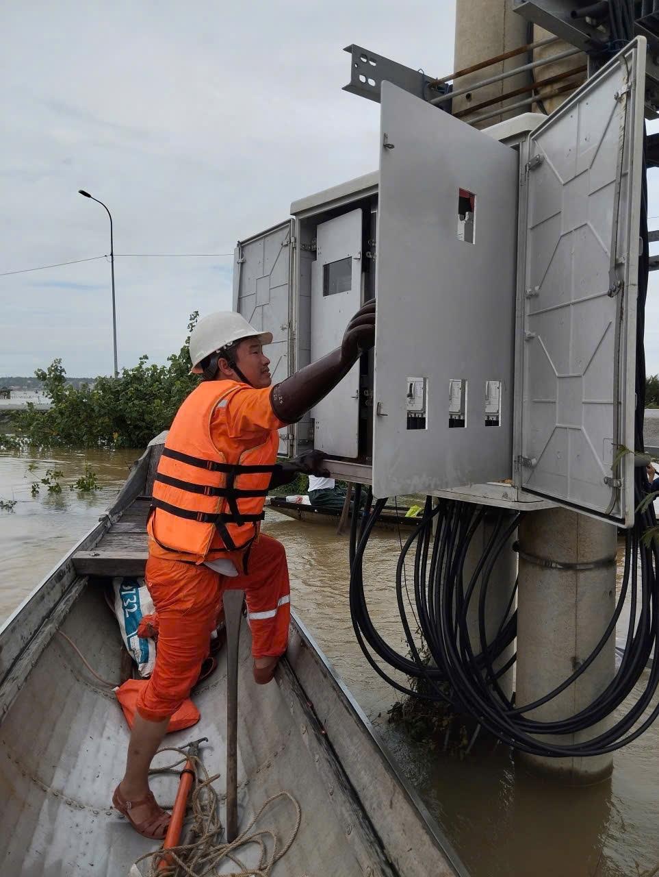 EVNCPC cấp điện trở lại cho gần 100% khách hàng sau mưa lũ