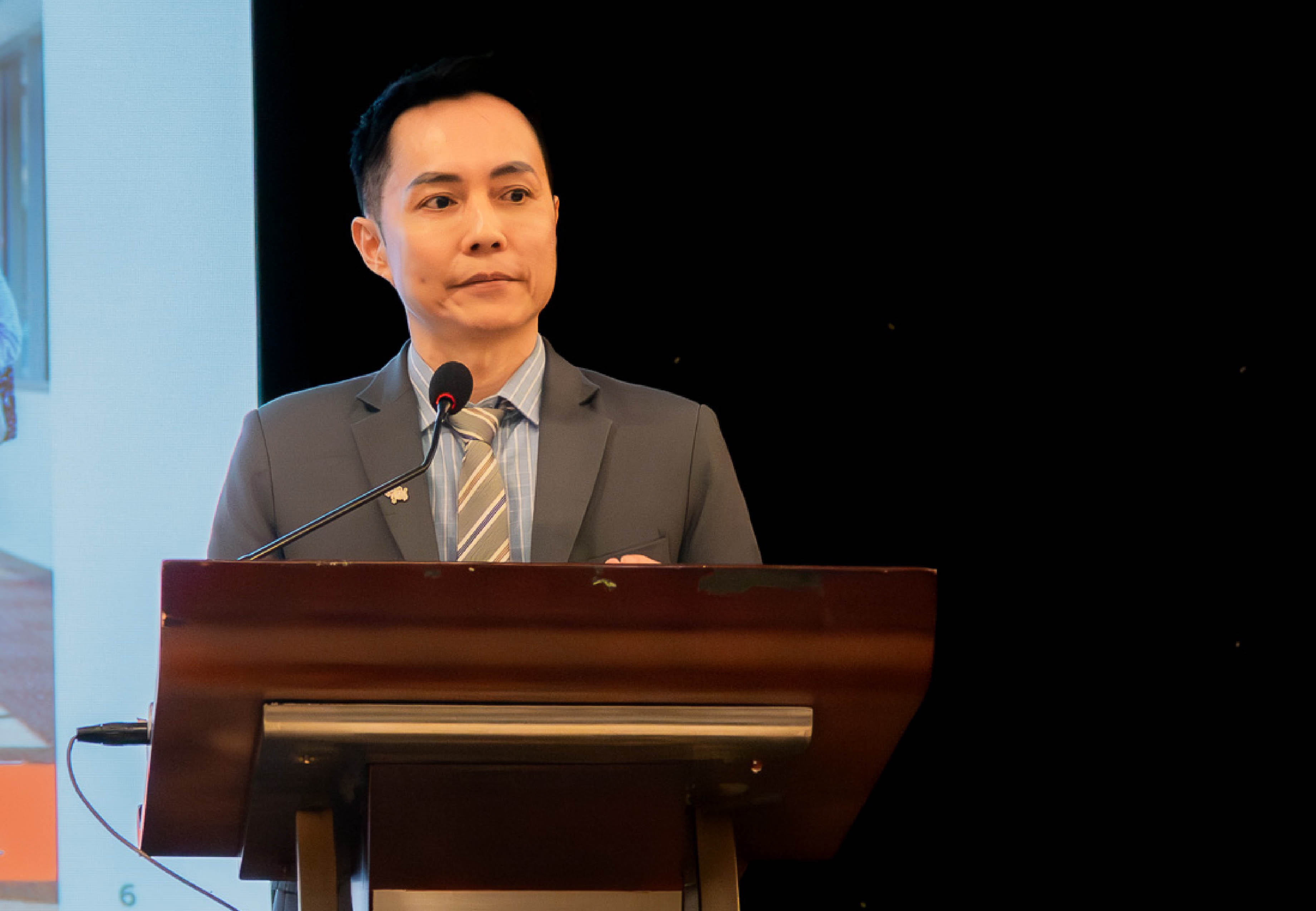 Ông Steven Chan, trình bày báo cáo Beyond Coverage trong khuôn khổ Hội nghị Thượng đỉnh Doanh nghiệp Anh – Việt 2025 tại TP. Hồ Chí Minh Ông Steven Chan, trình bày báo cáo Beyond Coverage trong khuôn khổ Hội nghị Thượng đỉnh Doanh nghiệp Anh – Việt 2025 tại TP. Hồ Chí Minh
