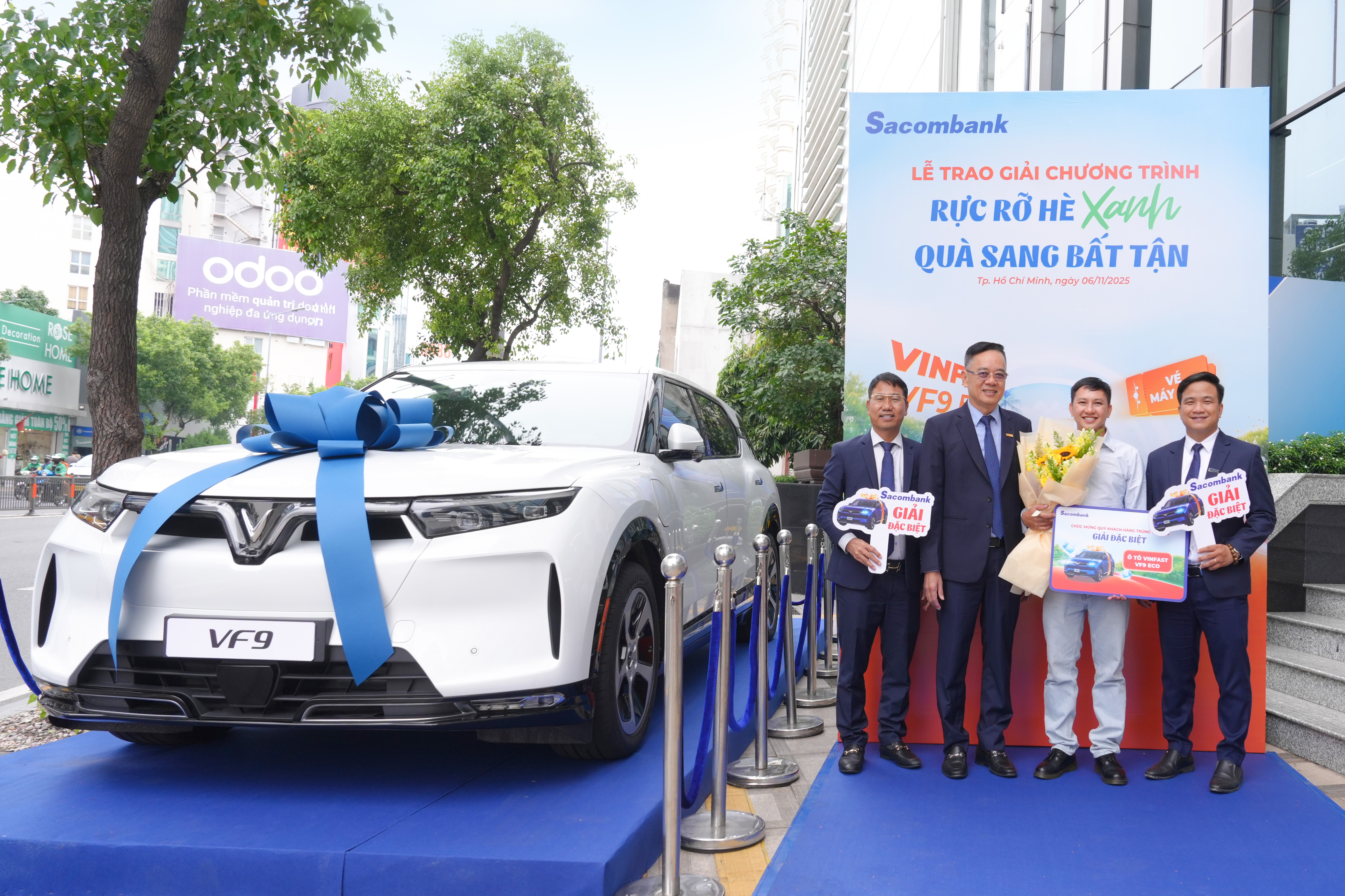 Anh Nguyễn Văn Hoà - khách hàng may mắn nhất trúng giải đặc biệt của chương trình Anh Nguyễn Văn Hoà - khách hàng may mắn nhất trúng giải đặc biệt của chương trình