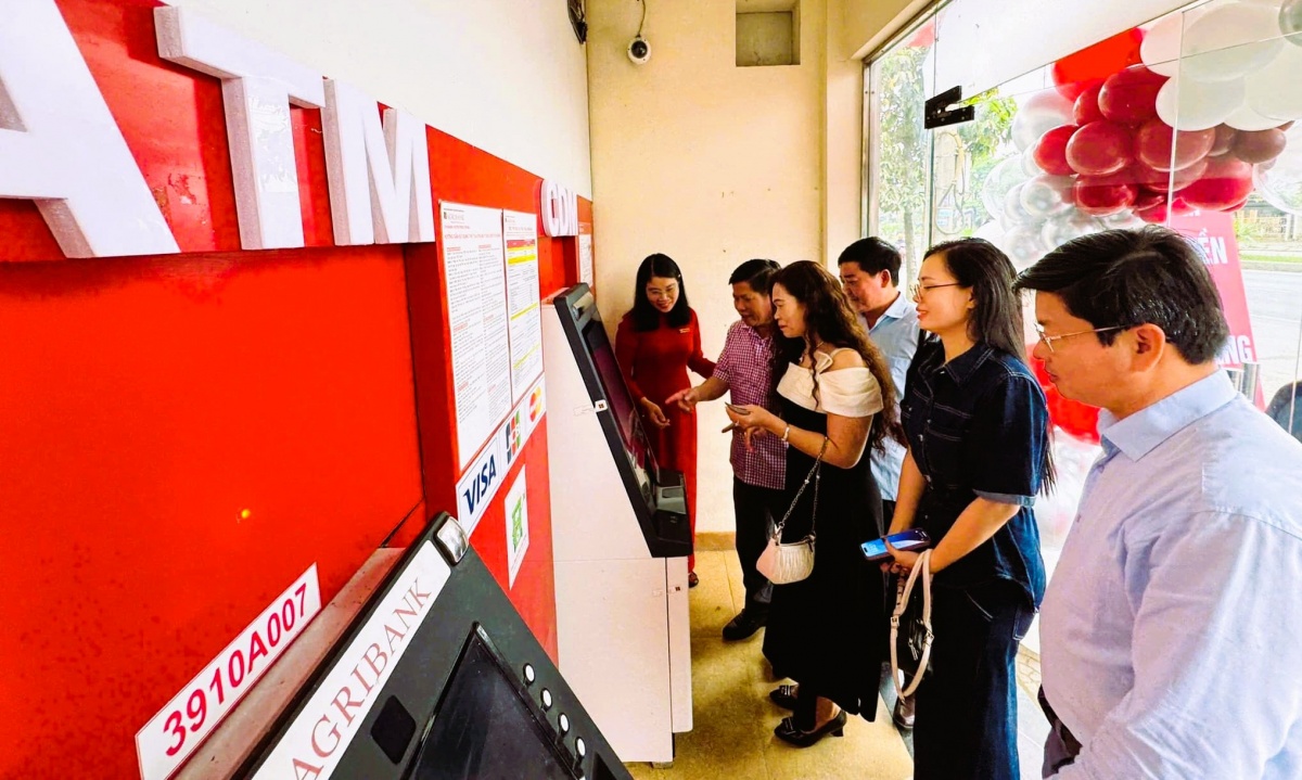 Các TCTD tăng cường đầu tư hạ tầng kỹ thuật, mở rộng các kênh thanh toán. Các TCTD tăng cường đầu tư hạ tầng kỹ thuật, mở rộng các kênh thanh toán.
